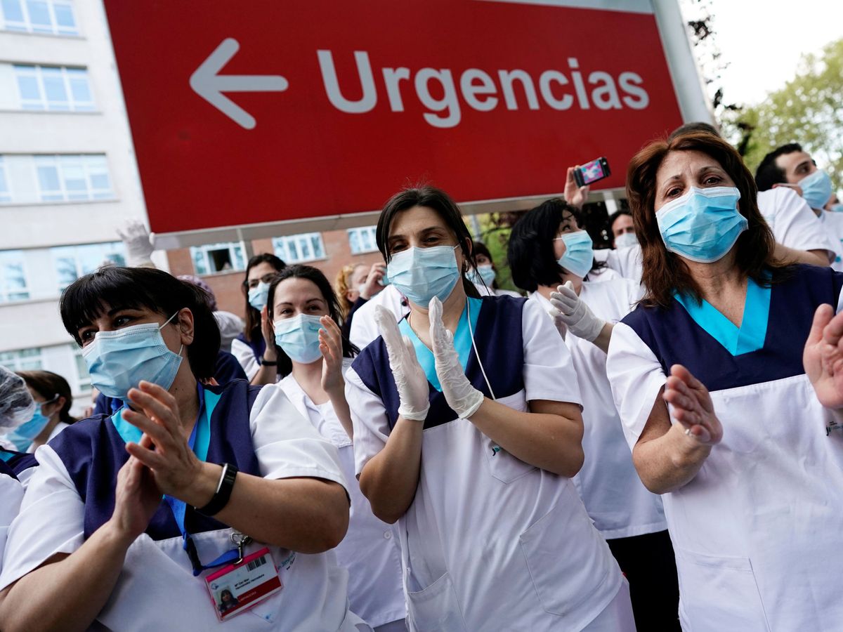 Foto: Aplauso sanitario en la Jiménez Diaz. (REUTERS / Juan Medina)
