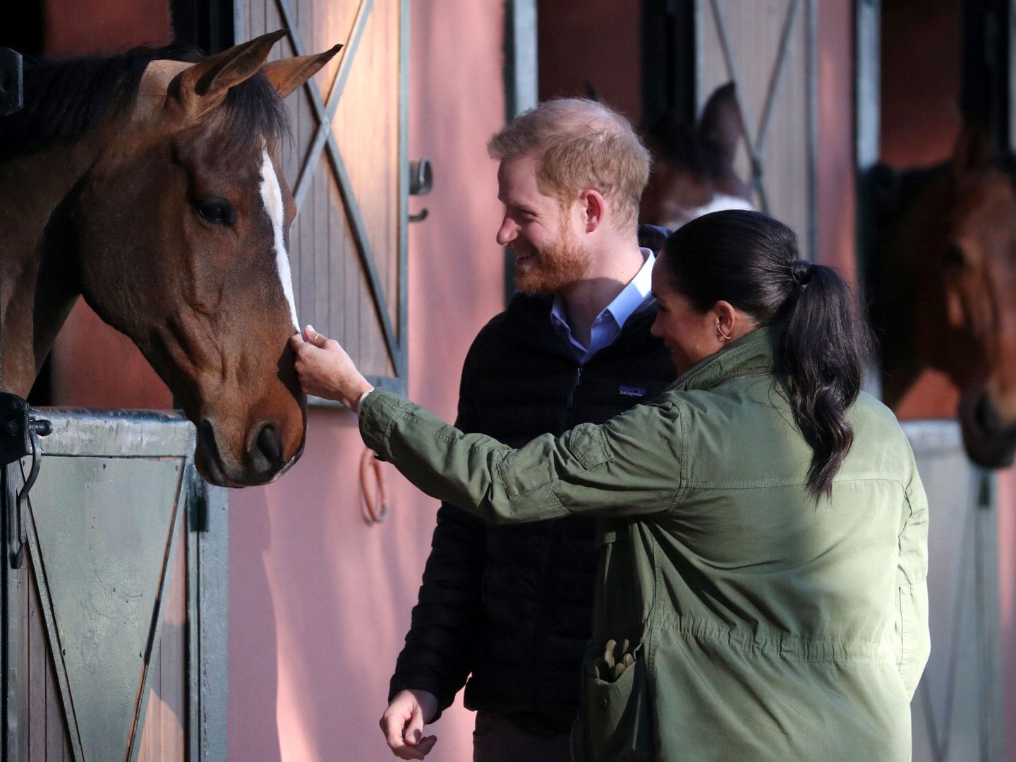 La duquesa acariciando a uno de los equinos. (Reuters)
