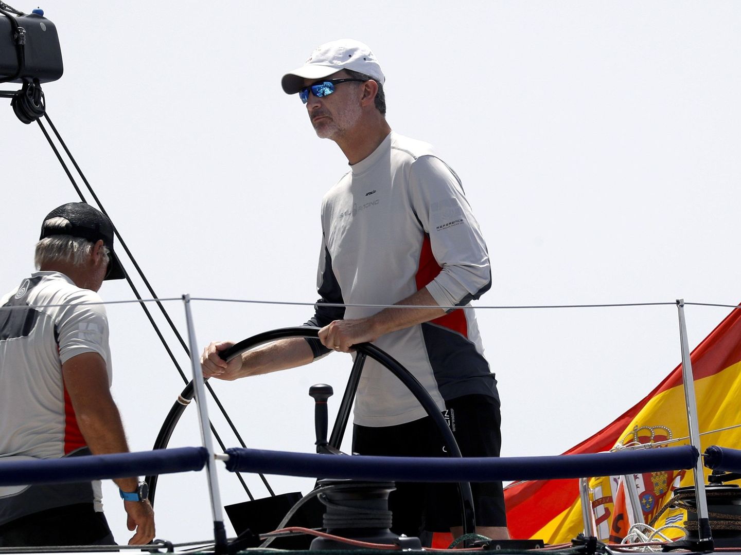 El rey Felipe VI a bordo del ''Aifos 500'' en la quinta jornada de regatas de la 38 edición de la Copa del Rey Mapfre de Vela. (EFE)