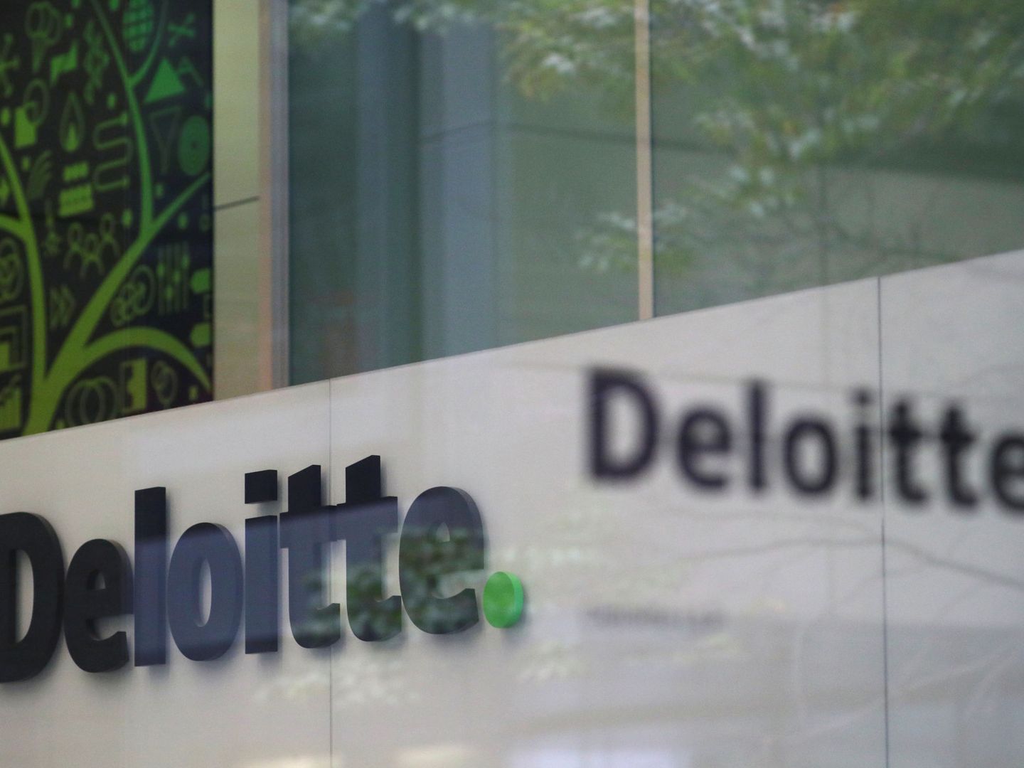 Logo en una oficina de Deloitte. (Reuters)