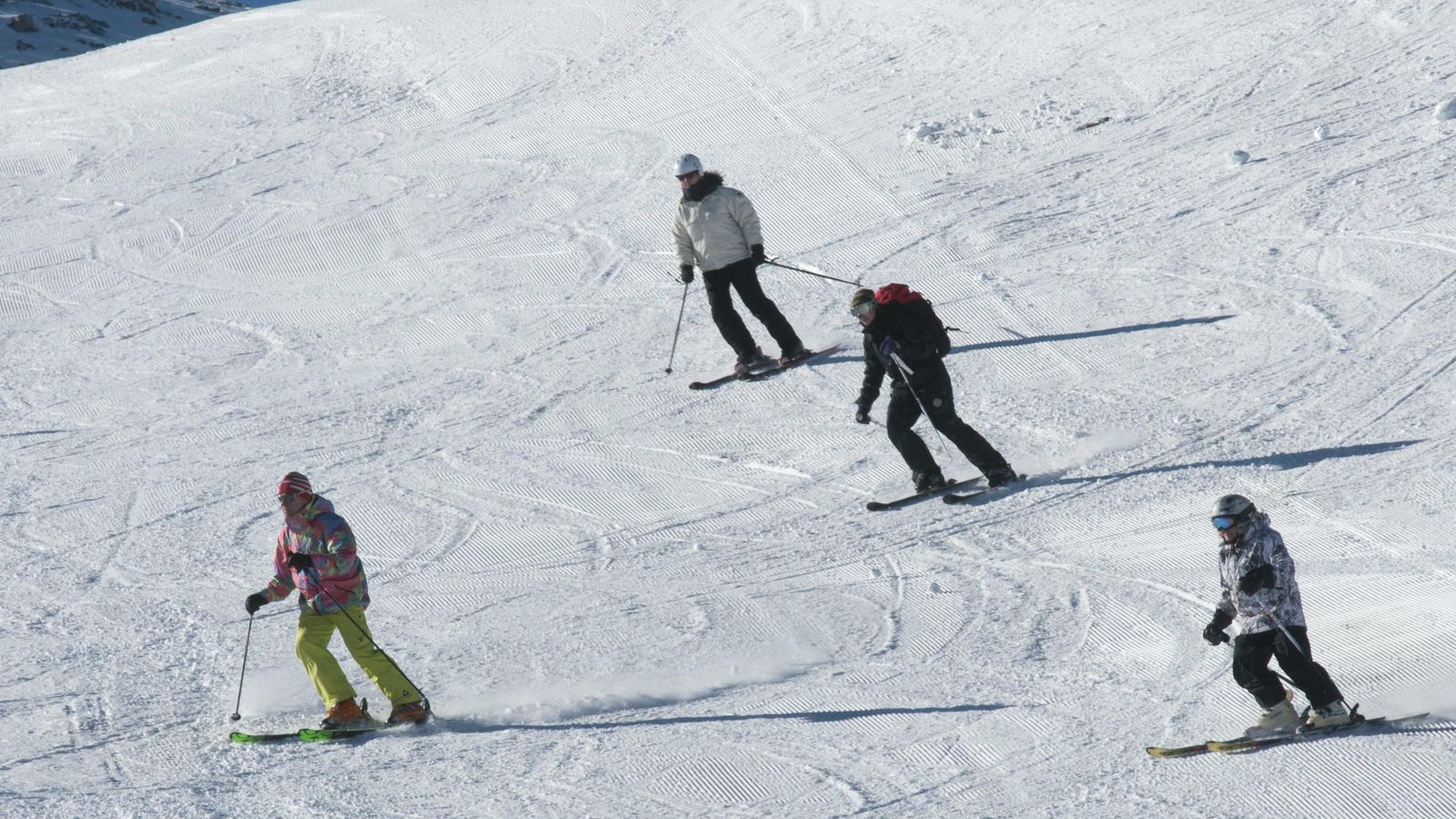 Foto: Varios esquiadores descienden en la estación de esquí de la Molina. (Efe)