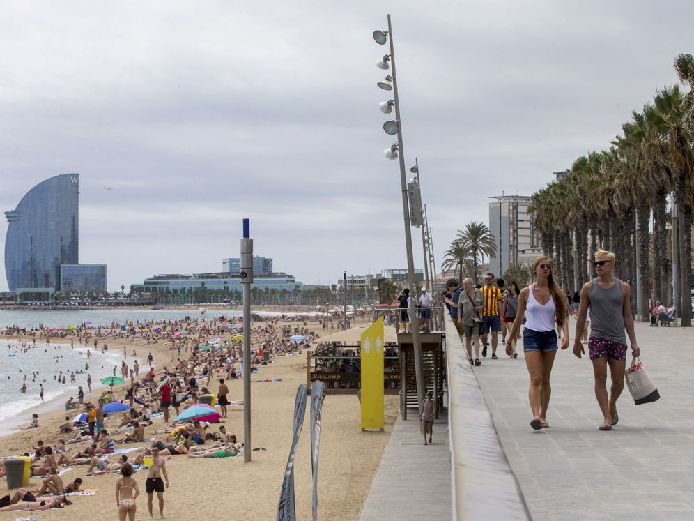Foto: La playa de la Barceloneta es una de las que podría desaparecer por el cambio climático. (EFE)