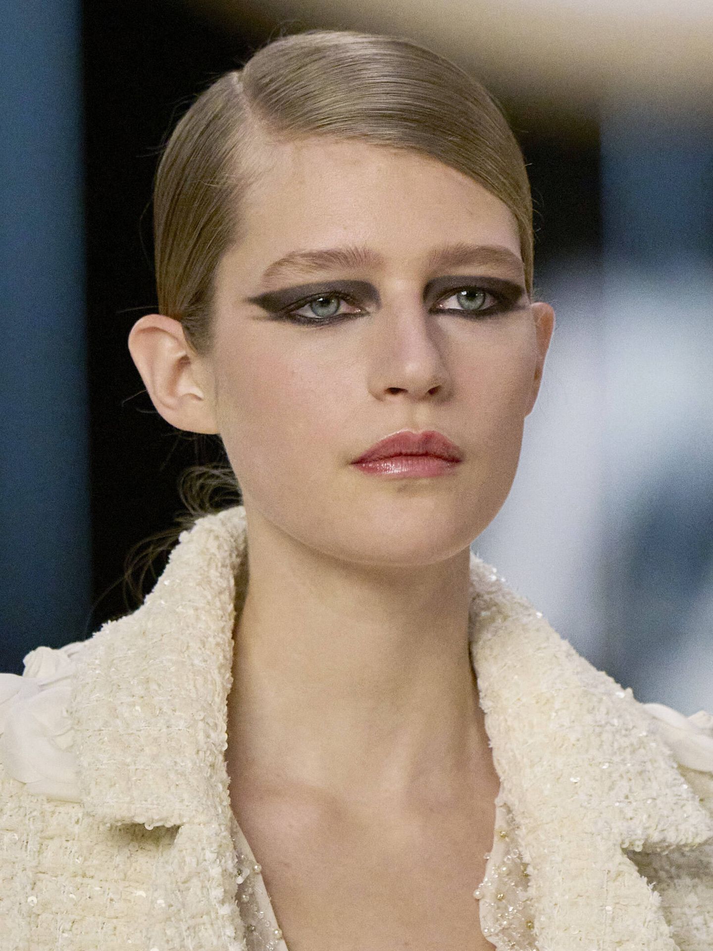 Detalle del eyeliner cisne de Chanel en los desfiles de la alta costura S22. (Imaxtree)