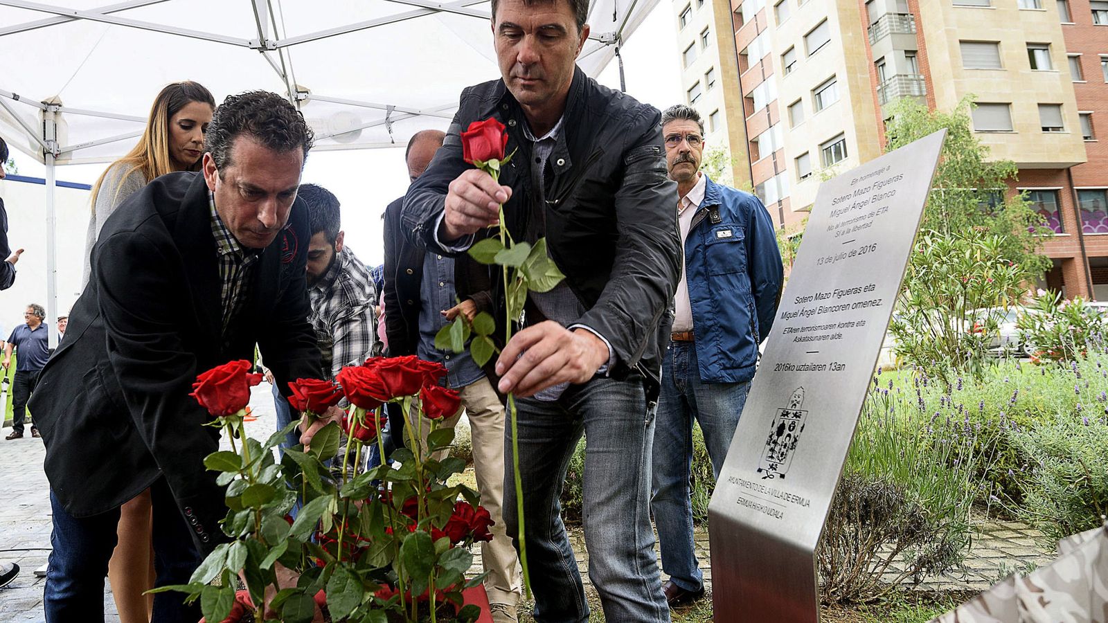 Foto: El concejal de EH Bildu en Ermua, Paul Javier Yarza, participa en la ofrenda floral en recuerdo a Miguel Ángel Blanco. (EFE)