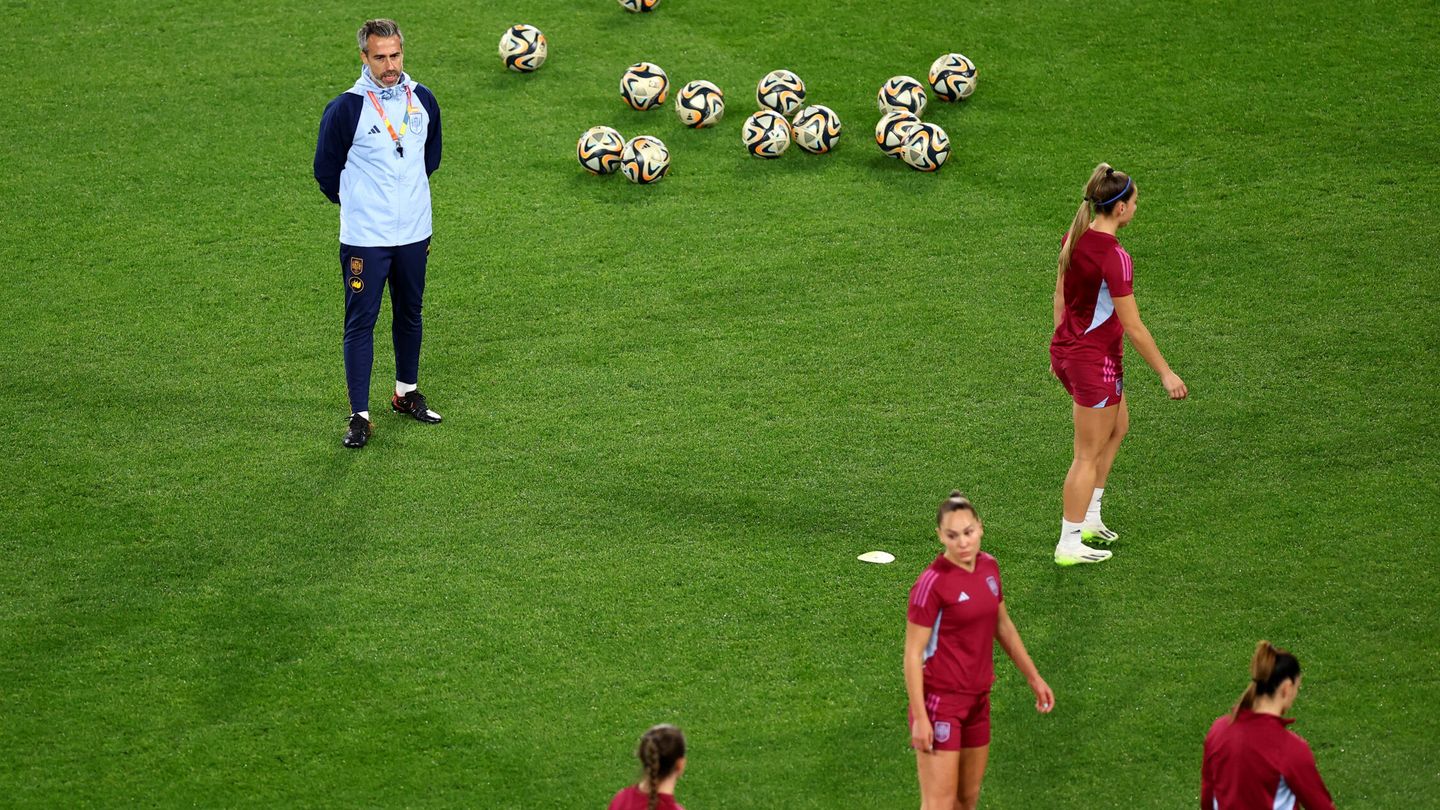 Vilda, pendiente de las jugadoras en el entrenamiento. (Reuters/Marcelo del Pozo)