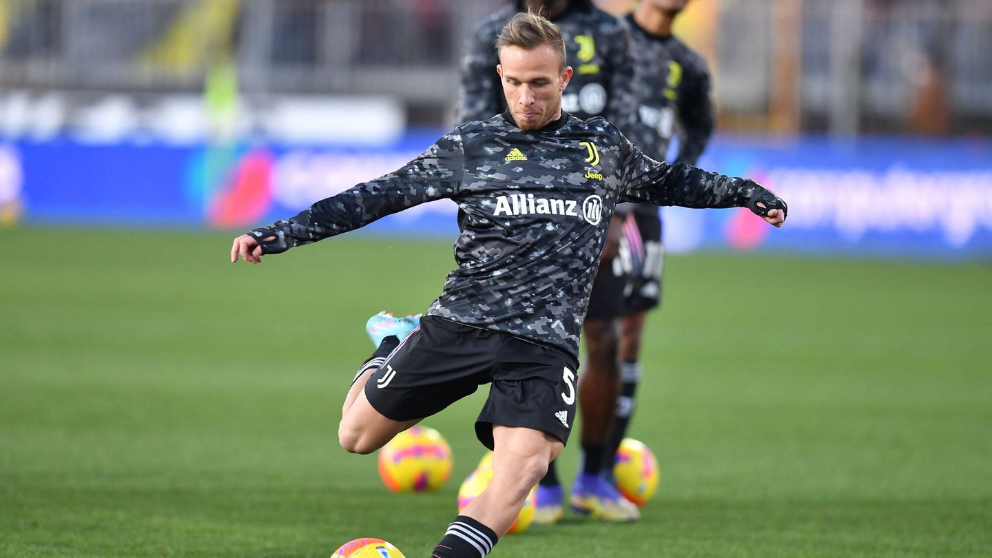 Arthur, durante un calentamiento con la Juventus. (Reuters/Jennifer Lorenzini)