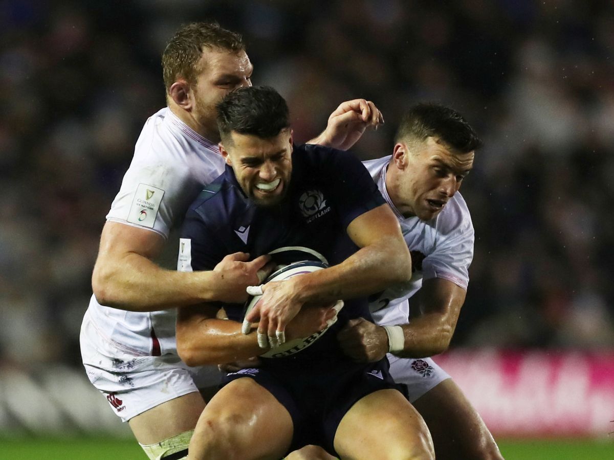 Foto: Adam Hastings (c) lucha con dos jugadores ingleses durante el Escocia-Inglaterra jugado este sábado. (Reuters)