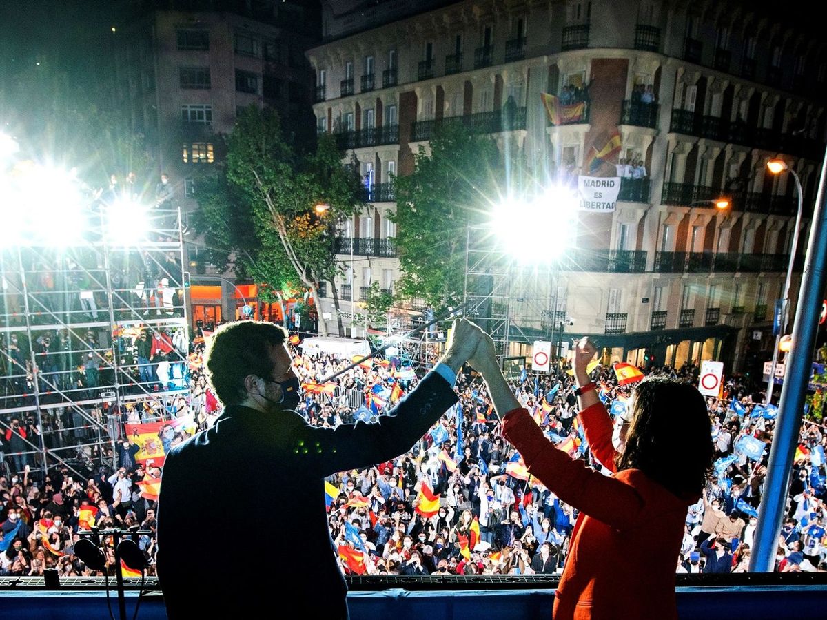 Foto: Pablo Casado e Isabel Díaz Ayuso, en el balcón de Génova. (EFE)