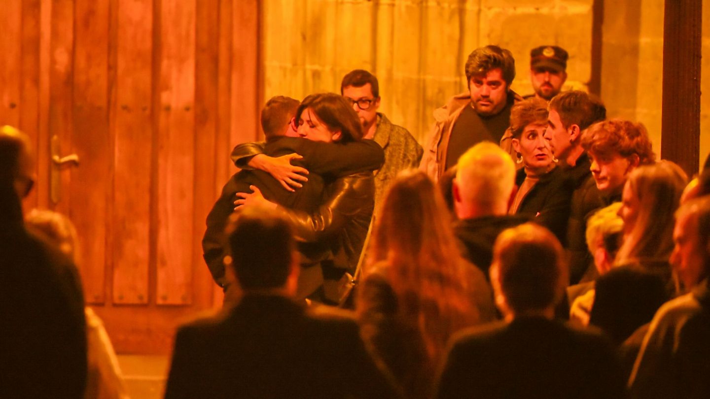 Dos personas se abrazan a su llegada al funeral de Iván Illarramendi. (EFE)