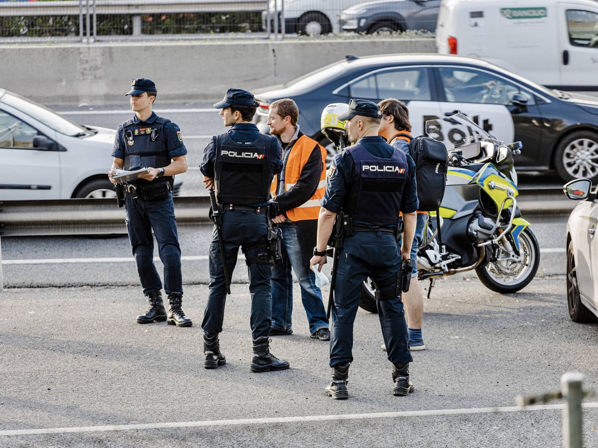 Foto: Policía Nacional con los activistas en el momento de la detención. (Carlos Luján / Europa Press)