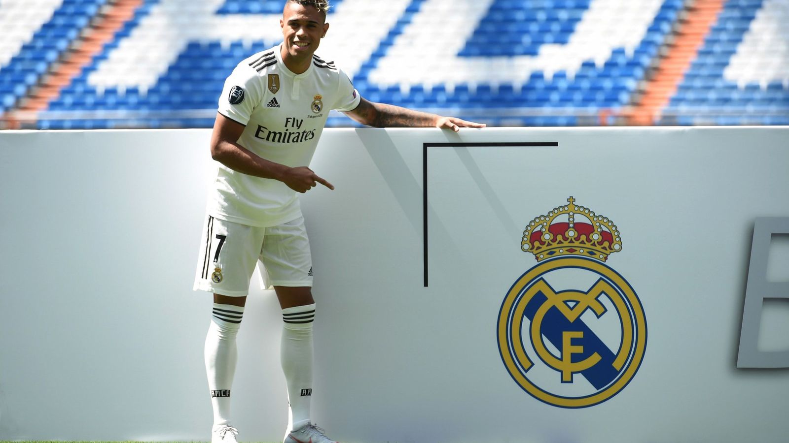 Foto: Mariano en su presentación como jugador del Real Madrid en el césped del Bernabéu. (Efe)