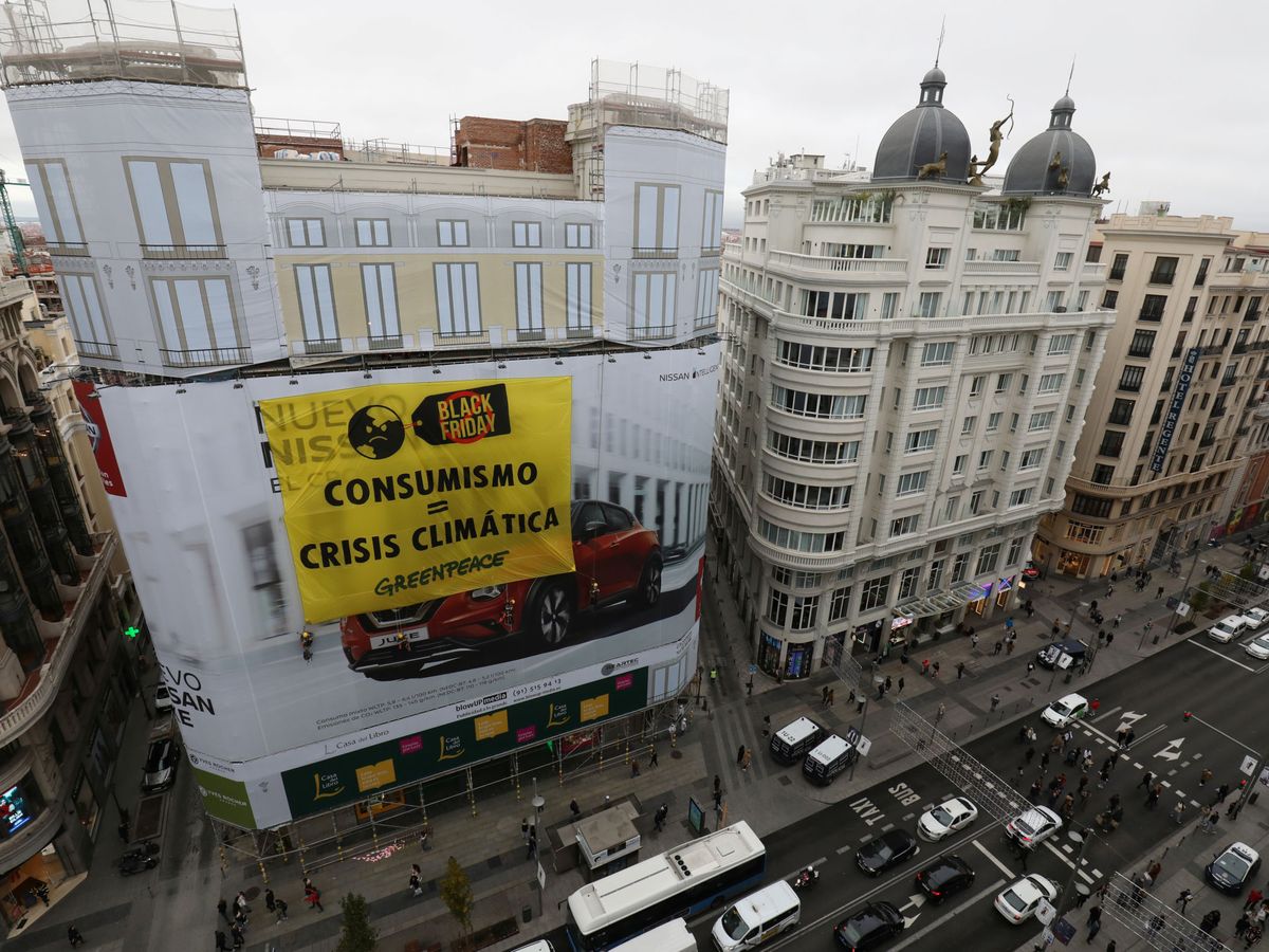 Foto: Así es la pancarta que ha desplegado Greenpeace en Gran Vía. (Reuters)