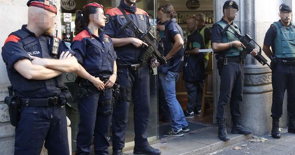 Foto: Efectivos de la Guardia Civil y los Mossos d'Escuadra, en Barcelona. (EFE)
