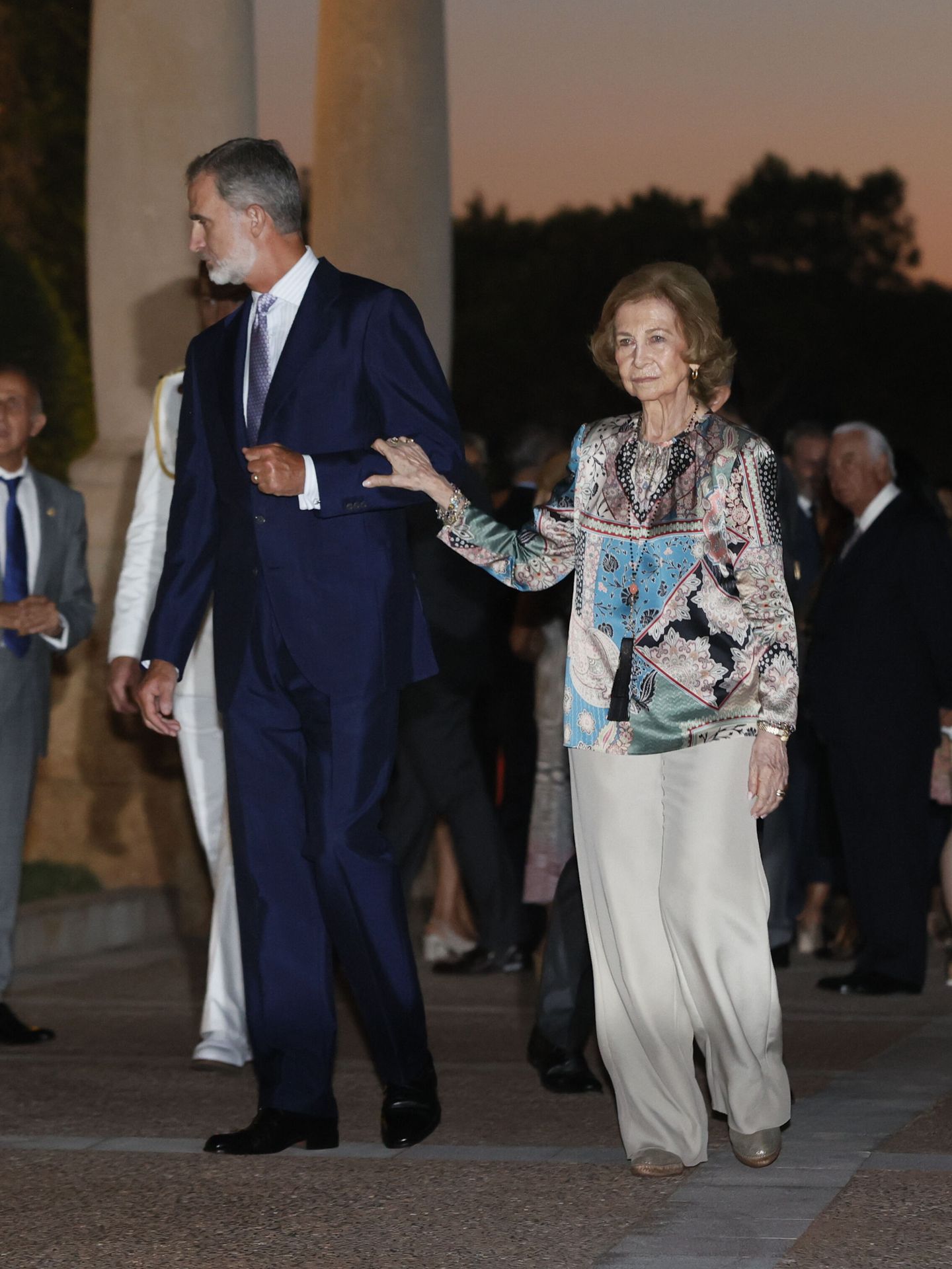 La reina Sofía con don Felipe en Marivent. (EFE/Ballesteros)