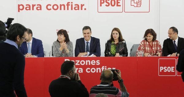 Foto: Pedro Sánchez, con su número dos, Carmen Calvo (2d), este 5 de noviembre en la ejecutiva del PSOE. (Inma Mesa | PSOE)