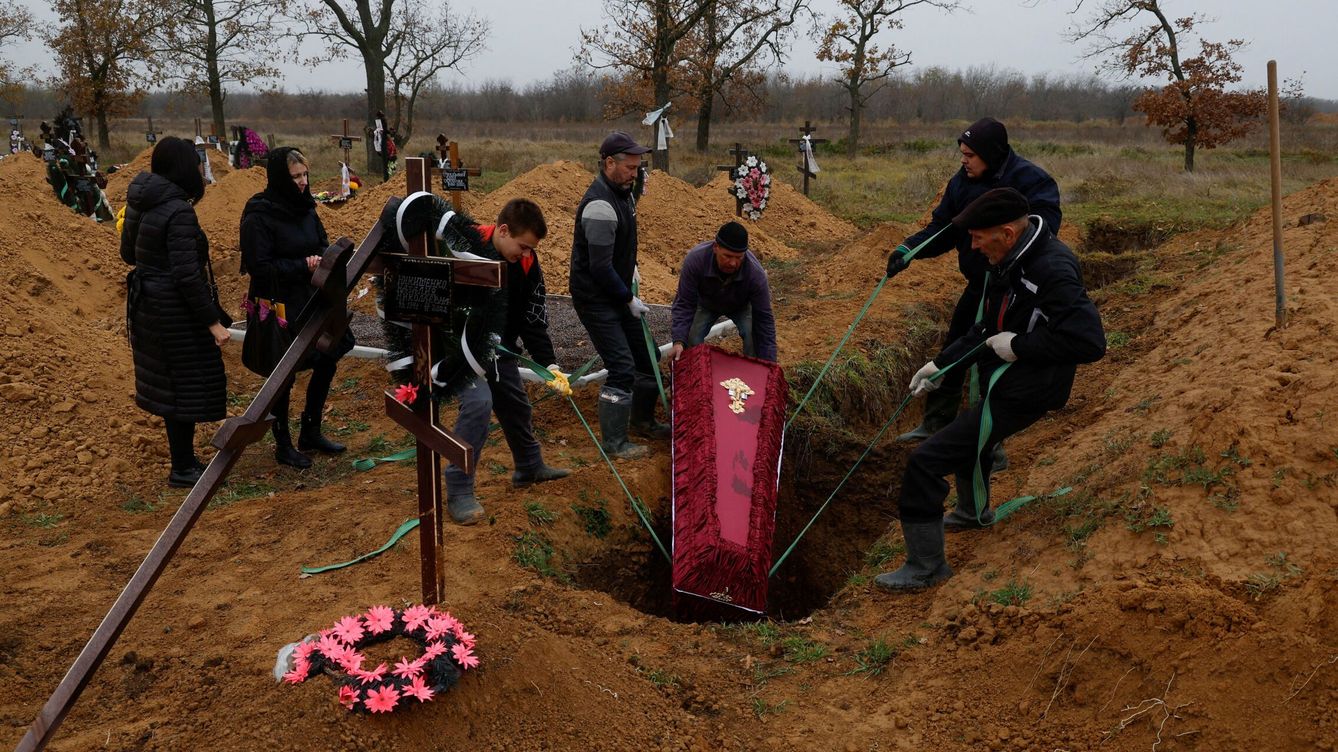 Foto: Un entierro en Jersón tras la retirada de de las tropas rusas de la ciudad. (Reuters/Valentyn Ogirenko)