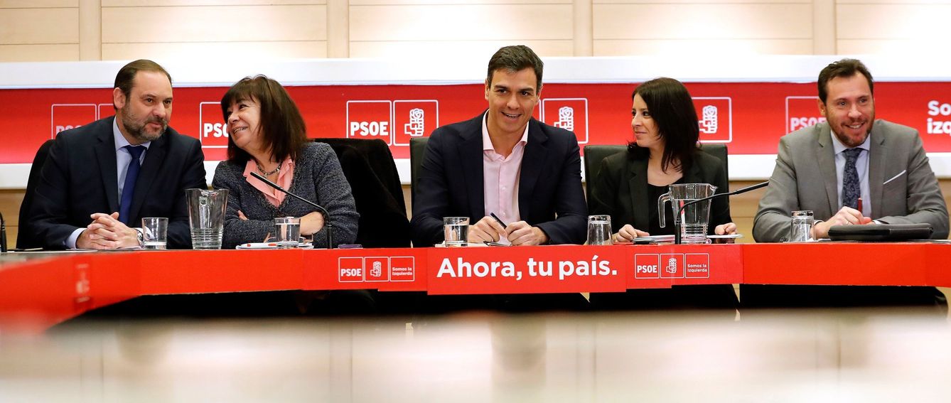 Foto: Pedro Sánchez, con Cristina Narbona, Adriana Lastra, José Luis Ábalos y Óscar Puente, este 5 de febrero en Ferraz. (EFE)