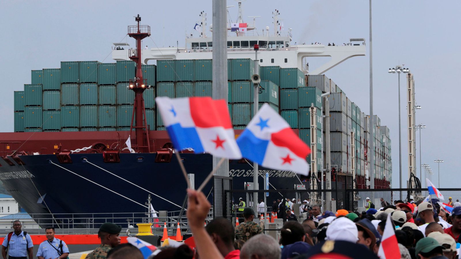 Foto: Las banderas panameñas ondean cuando pasa el buque chino. (Reuters)