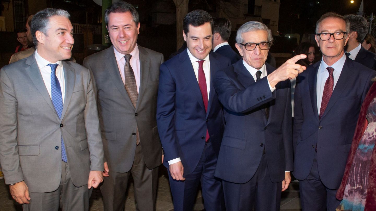 De izquierda a derecha: el consejero de la Presidencia de la Junta de Andalucía, Elías Bendodo, el líder del PSOE en Andalucía, Juan Espadas, el presidente de la Junta, Juanma Moreno, y el presidente de la Fundación Unicaja, Braulio Medel. (EFE)