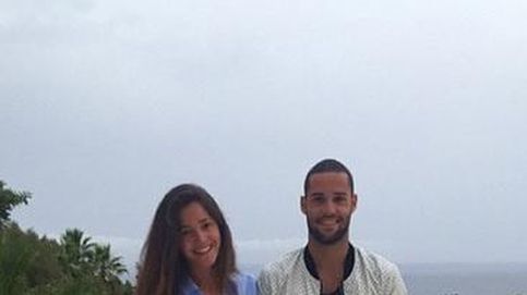 Twitter - Malena Costa y Mario Suárez estrenan vacaciones con un besazo