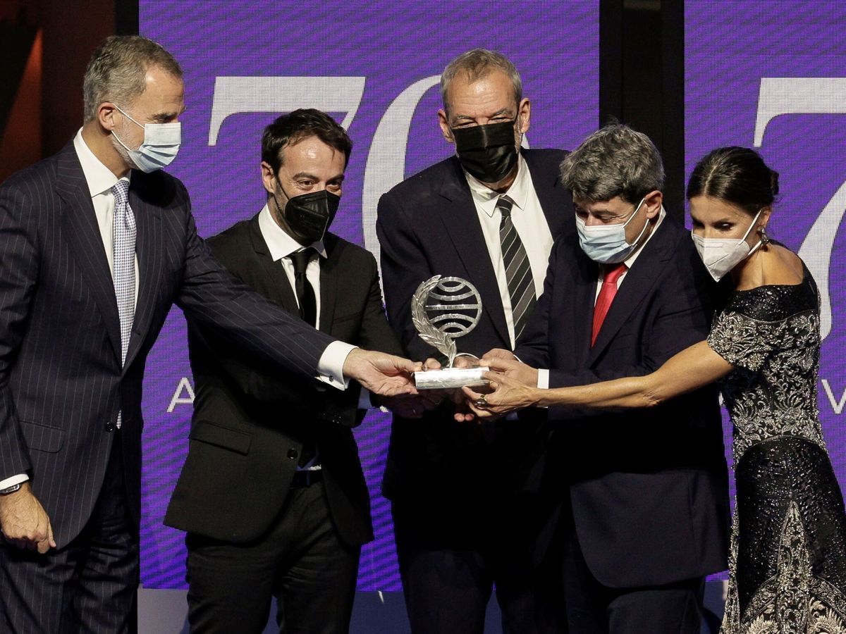 Foto: Los Reyes entregan el Premio Planeta de novela a los guionistas y escritores Agustín Martínez (2i), Jorge Díaz (c) y Antonio Mercero (2d). (EFE)