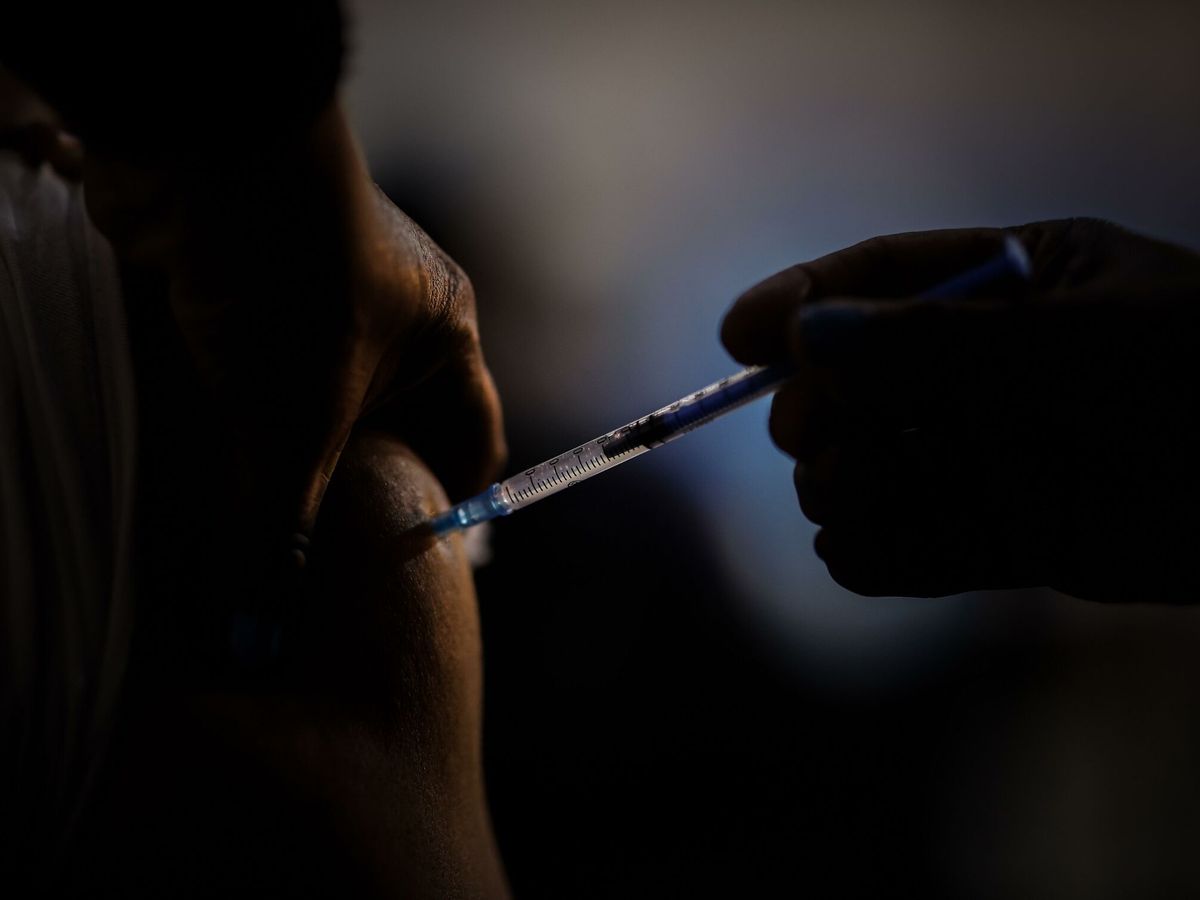 Foto: Una persona se vacuna contra la covid-19. (EFE)