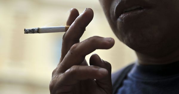 Foto: Un hombre fumando. (EFE)