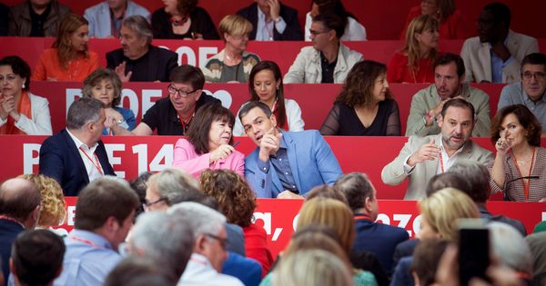 Foto: Pedro Sánchez charla con la presidenta del PSOE, Cristina Narbona, antes del arranque del comité federal de este 28 de septiembre, en Ferraz. (EFE)