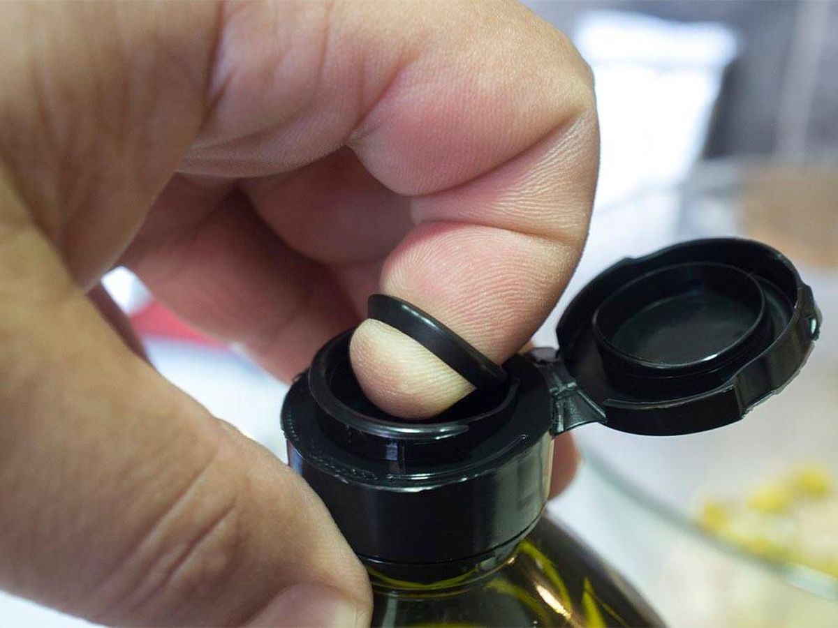 Foto: ¡No la tires! La utilidad (en la que no habías caído) de la anilla de la botella de aceite (iStock)