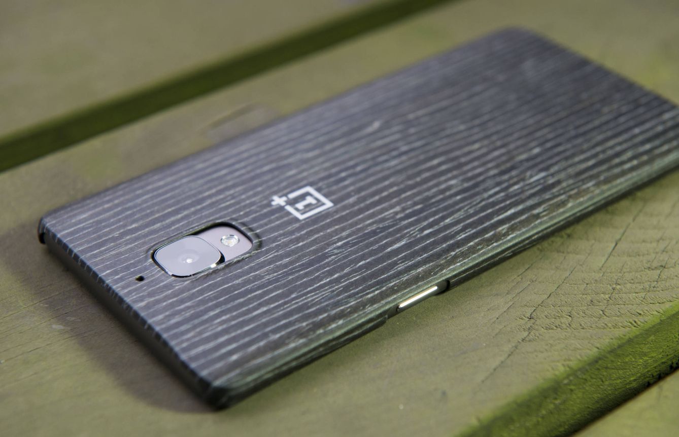 El OnePlus 3T con una carcasa de madera. (Foto: Zigor Aldama)