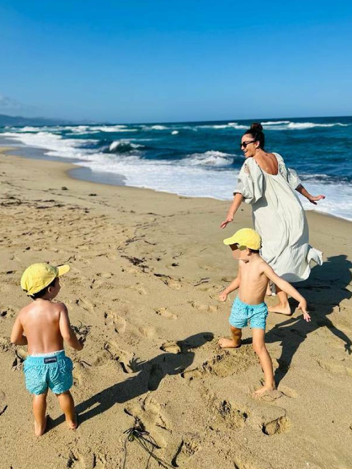 La presentadora, con sus hijos en la playa. (Cortesía)