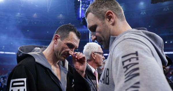 Foto: Vitaly (derecha) y Wladimir conversan tras el combate de Wembley. (Reuters)