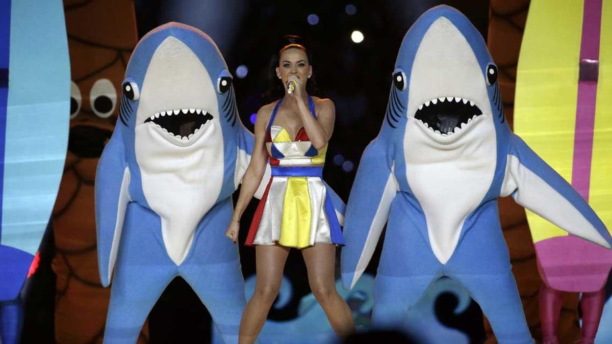 El traje de tiburón del bailarín de Katy Perry