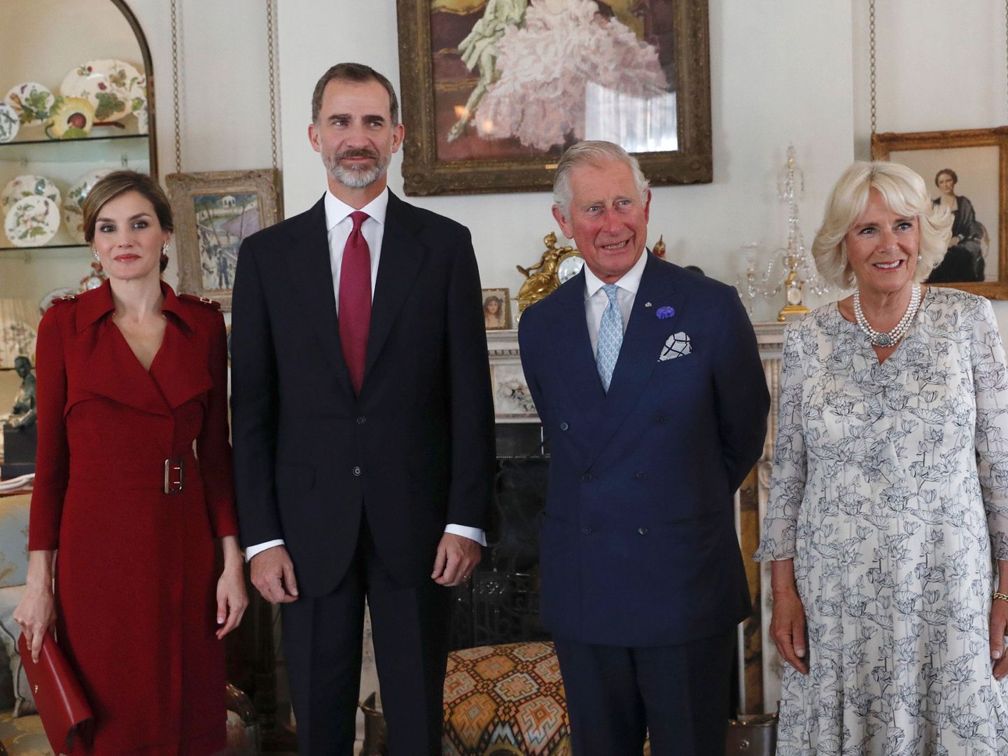 Los Reyes con el príncipe Carlos y la duquesa de Cornualles, en 2017. (EFE)