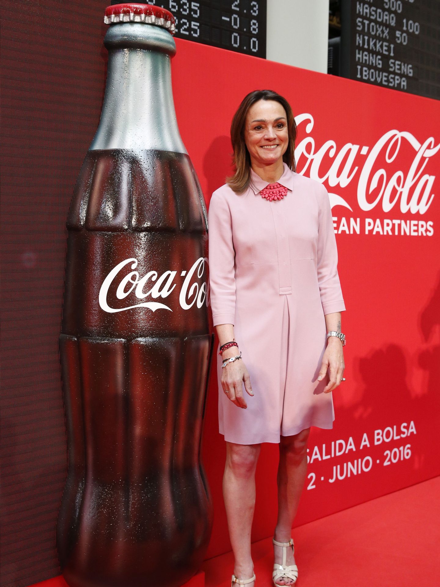 Daurella, con una Coca-Cola gigante. (EFE)