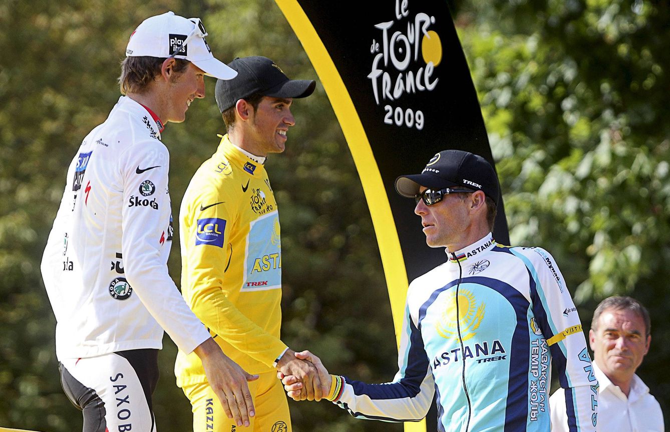 Contador y Armstrong, un saludo frío en el podio de París. (EFE)