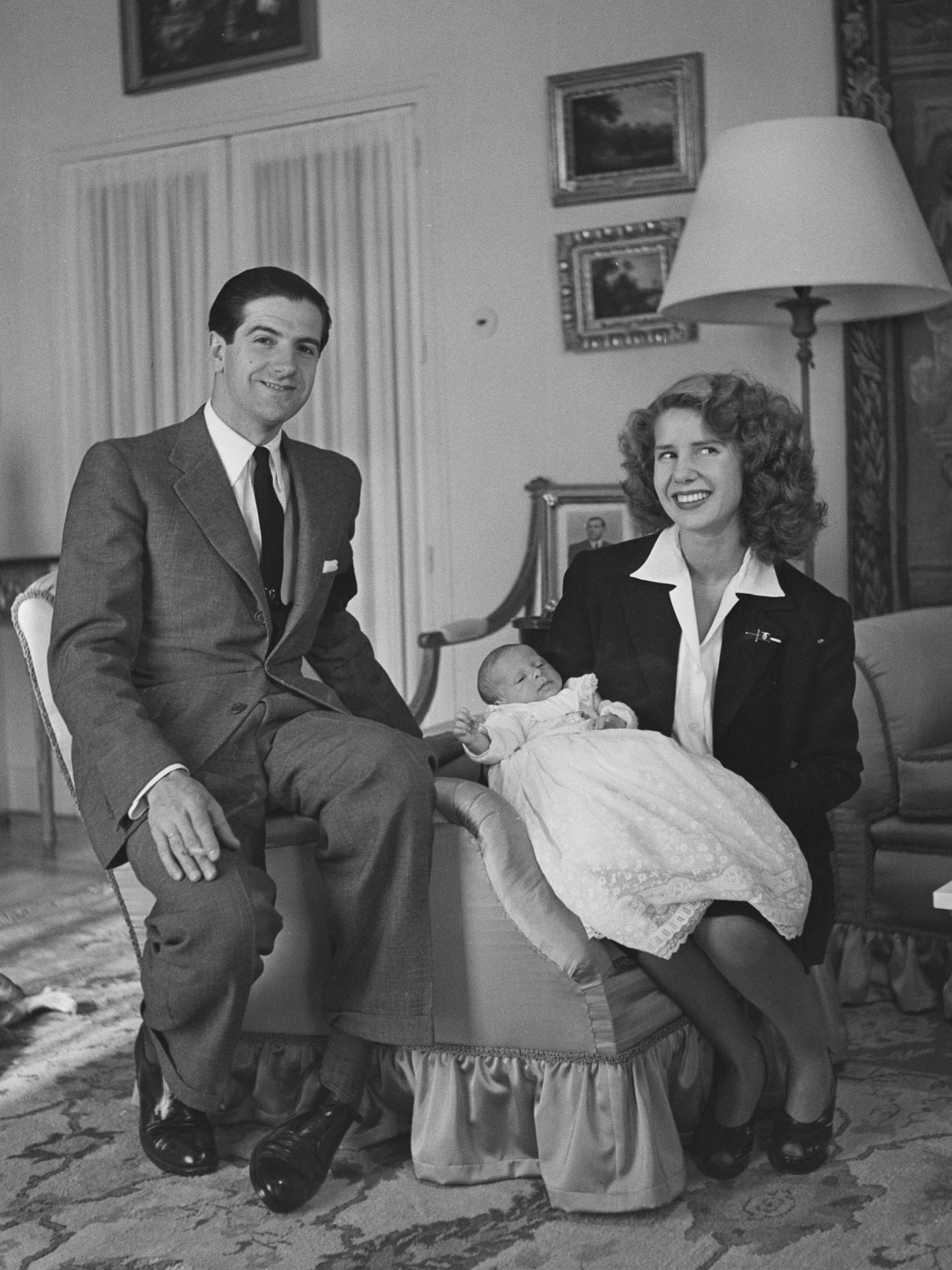 Luis Martínez de Irujo y la duquesa de Alba con su primogénito, Carlos Fitz-James Stuart. (Getty)