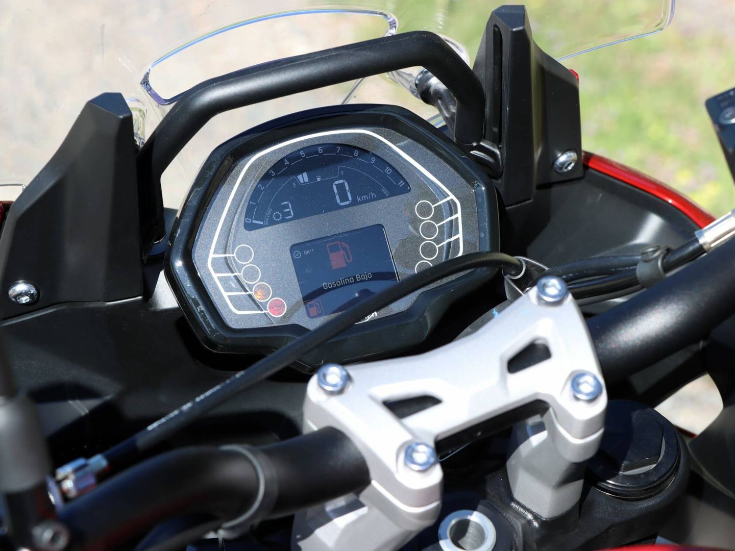 En la línea de la moto, la instrumentación cuenta con una pantalla TFT muy básica con la información precisa.