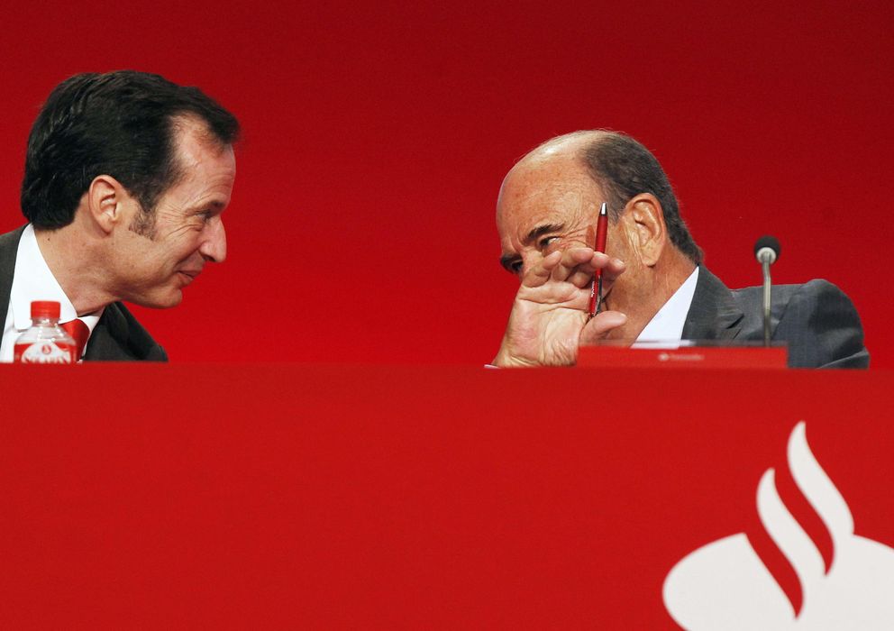 Foto: El presidente del Banco Santander Emilio Botín conversa con el consejero delegado del banco, Javier Marín (Efe)