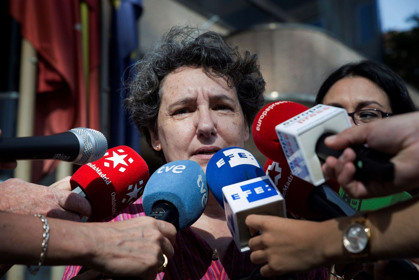 Beatriz Gimeno, nueva directora del Instituto de la Mujer, atendiendo a los medios. (EFE)