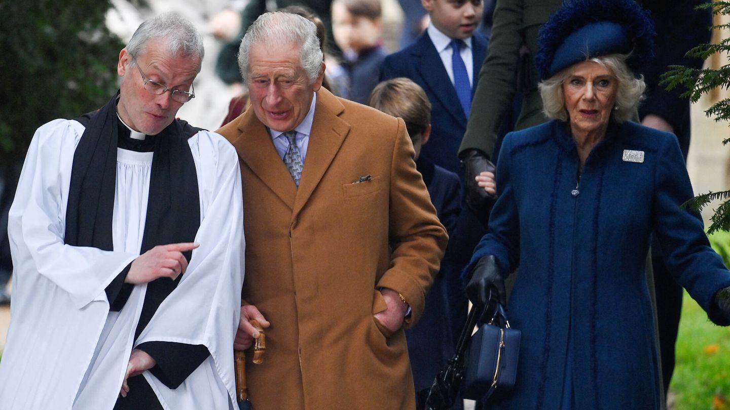 Carlos III y Camila junto al reverendo Paul Williams, (Reuters/Toby Melville)