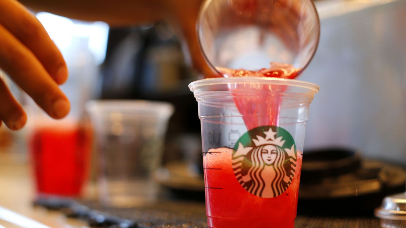 Foto: Demandan a Starbucks por poner mucho hielo en sus bebidas (Reuters)