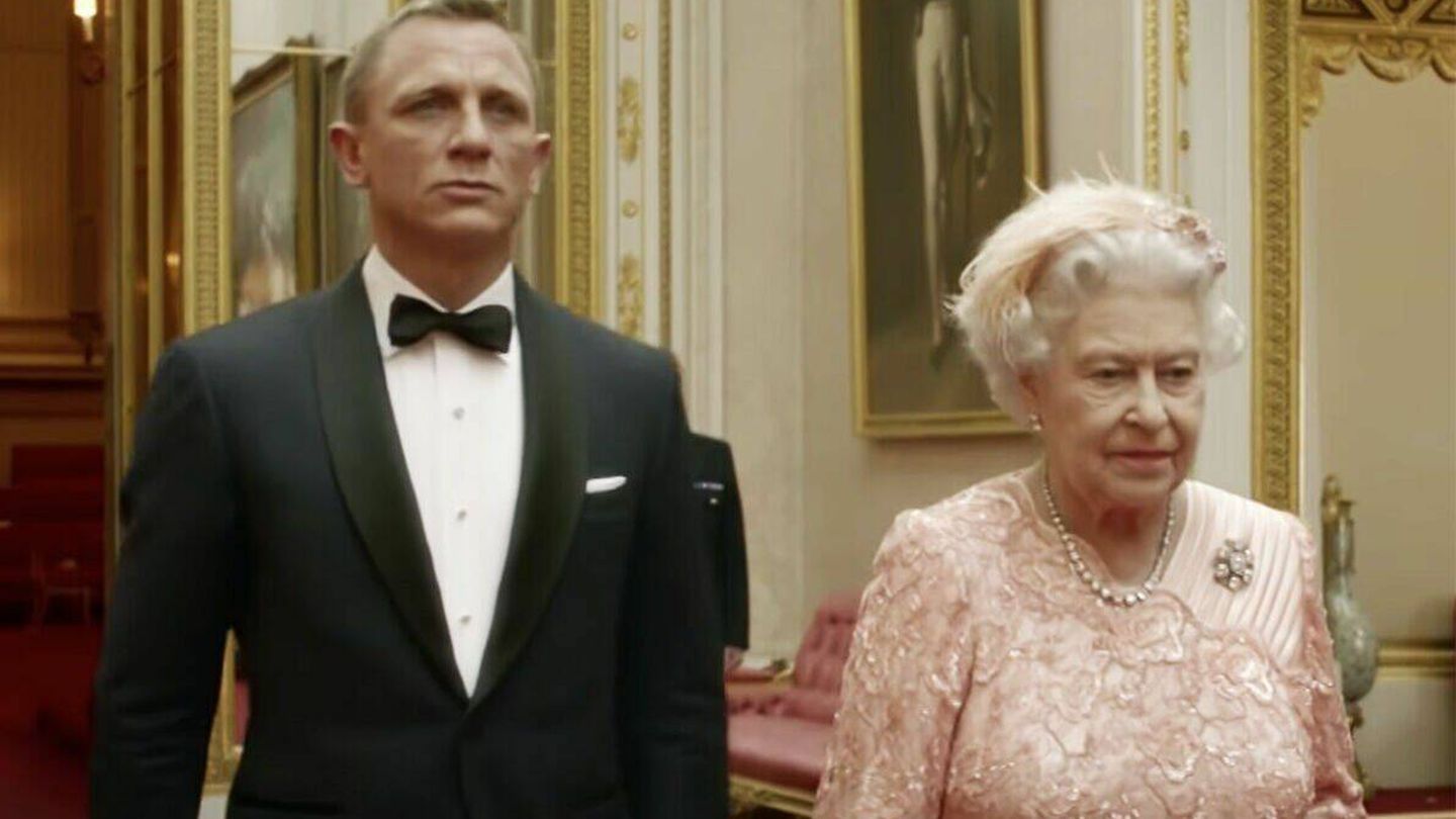 Daniel Craig junto a Isabel II. (YouTube)