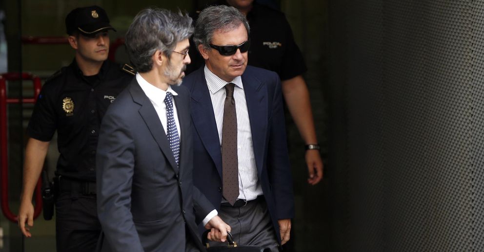 Jordi Pujol Ferrusola y su abogado, Cristobal Martell (i). (Reuters)