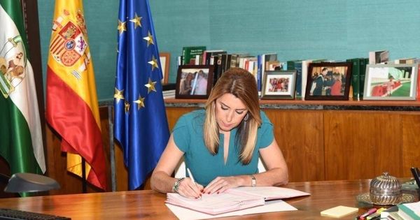 Foto: Susana Díaz firma el decreto que adelanta las elecciones autonómicas al 2 de diciembre. (EP)