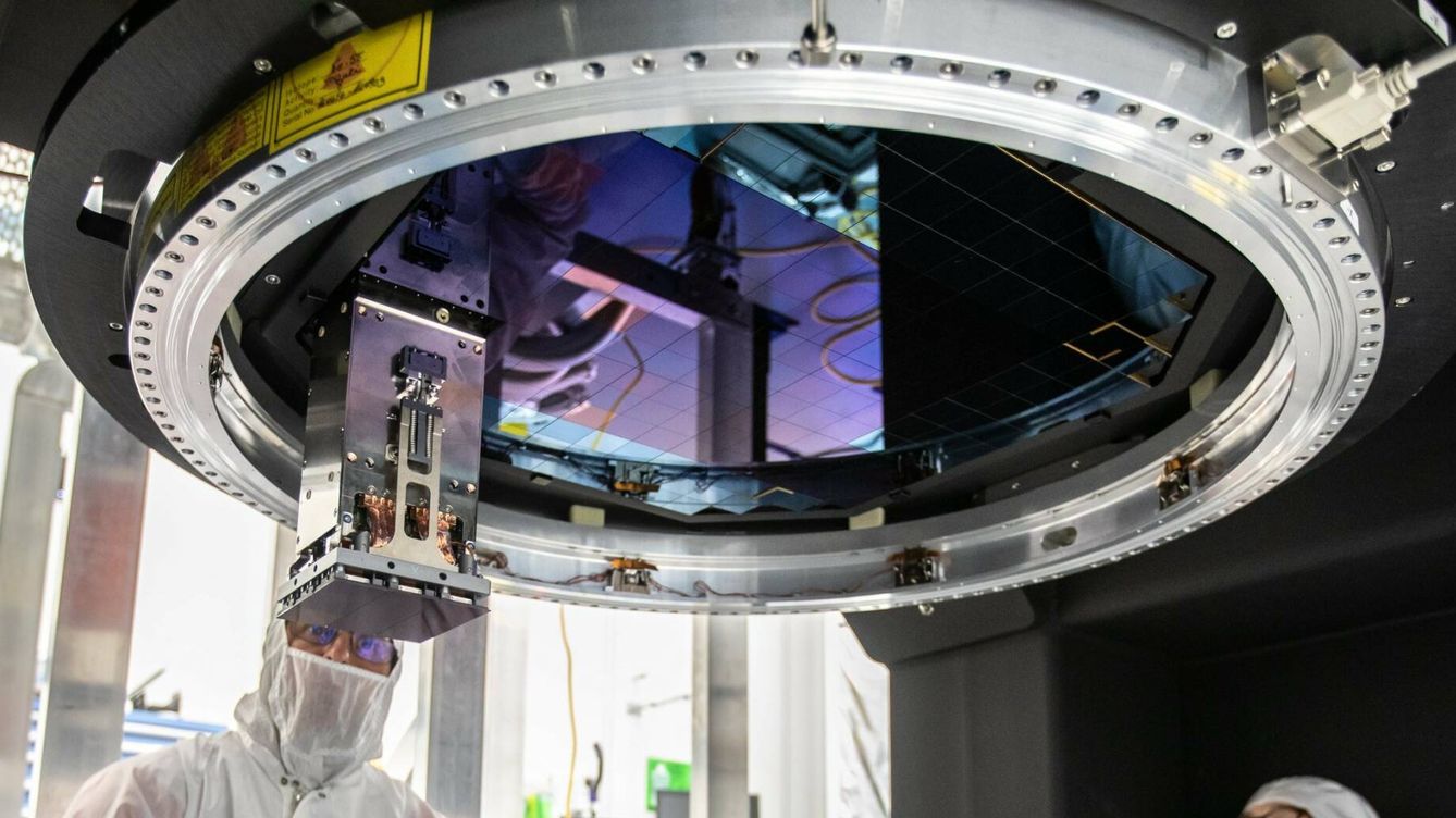 Foto: Montaje del sensor de 3.200 millones de puntos del LSST en el SLAC National Accelerator Laboratory. (Jacqueline Ramseyer Orrell/SLAC National Accelerator Laboratory)
