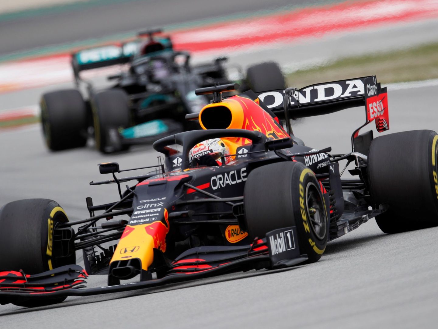 Hamilton desveló públicamente tras el GP de España las dudas sobre la legalidad del alerón trasero de Red Bull