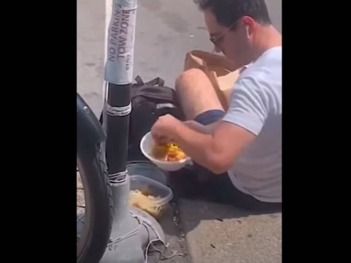 Foto: El repartidor roba comida y va rellenando su propio tupper (YouTube)