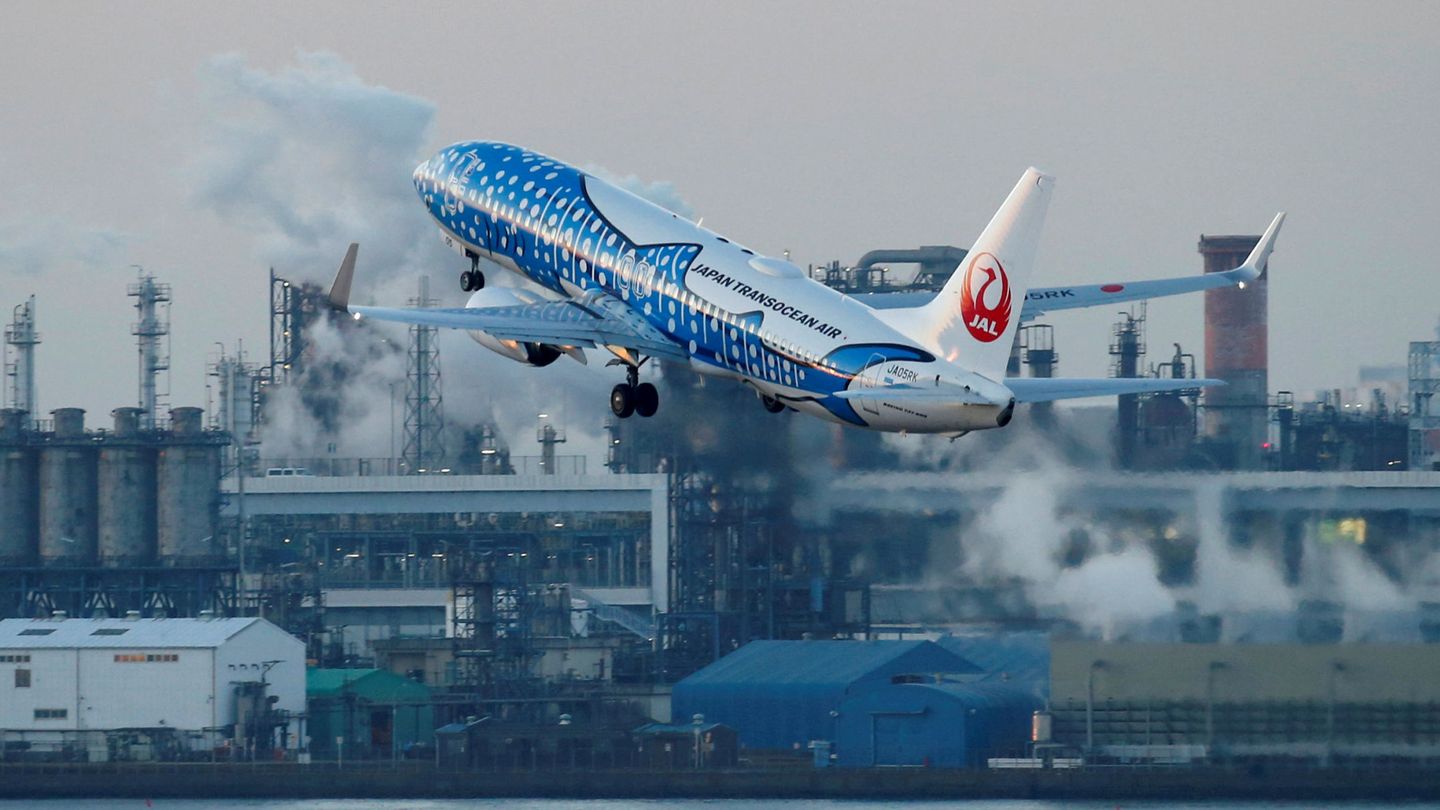 Un 737 de la aerolínea Japan Transocean Air (JTA) en pleno despegue. (Reuters)