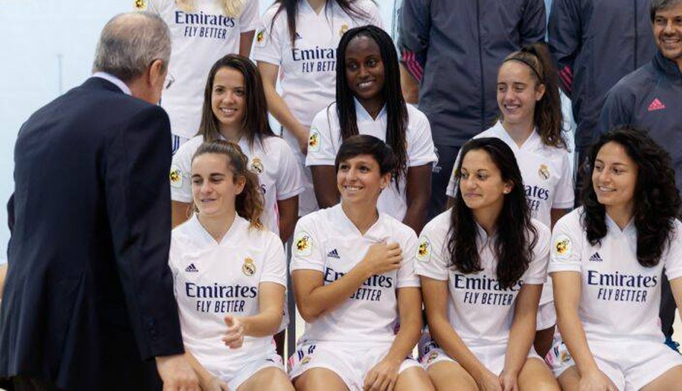 Florentino Pérez, con el Real Madrid femenino, en una imagen de archivo.